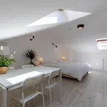 Hostel Gig Capsule *